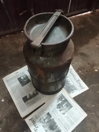 Lechera antigua de metal