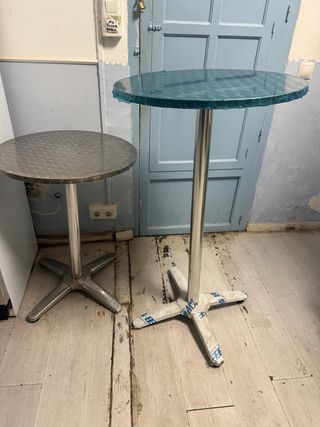 Mesas altas de acero y plástico