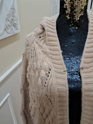 Chaqueta larga de punto con capucha