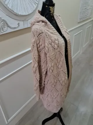 Chaqueta larga de punto con capucha