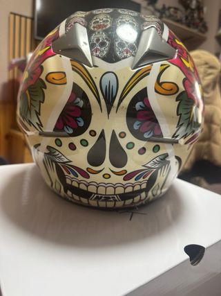 Casco integral diseño calaveras y rosas