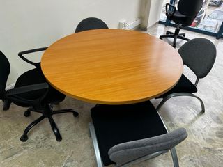 Tavolo rotondo in legno massello per ufficio