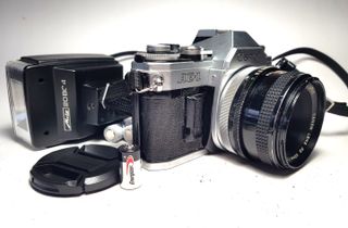 Canon AE-1 con objetivo 50mm f/1.8 y flash