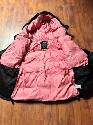 Abrigo Puffer Stussy - Negro/Rosa