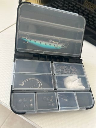 Caja de pesca con señuelo y accesorios