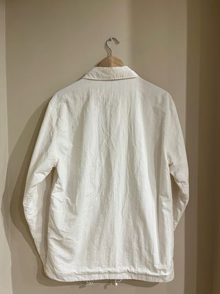 Chaqueta impermeable blanca