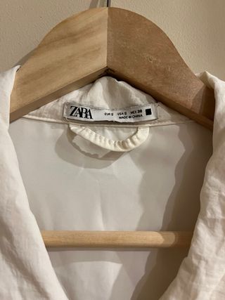 Chaqueta impermeable blanca