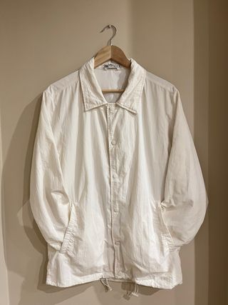 Chaqueta impermeable blanca