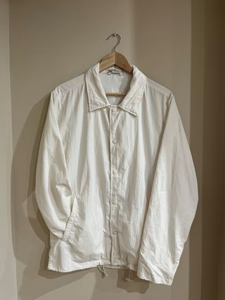 Chaqueta impermeable blanca