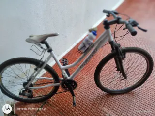 Bicicleta de montaña blanca