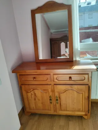 Cómoda de madera maciza con espejo