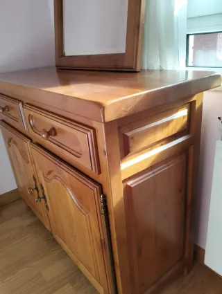 Cómoda de madera maciza con espejo