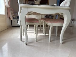 Mesa de comedor con 4 sillas