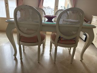 Mesa de comedor con 4 sillas