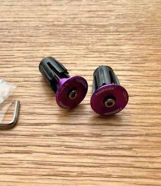 Bicycle handlebar end plugs