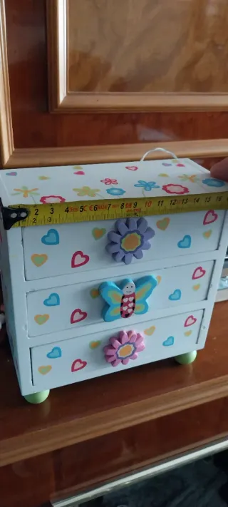 Joyero infantil con cajones y adornos