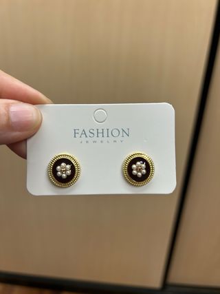 Pendientes dorados con detalle floral