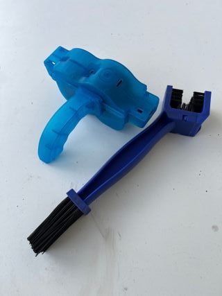 Bicycle chain cleaning kit