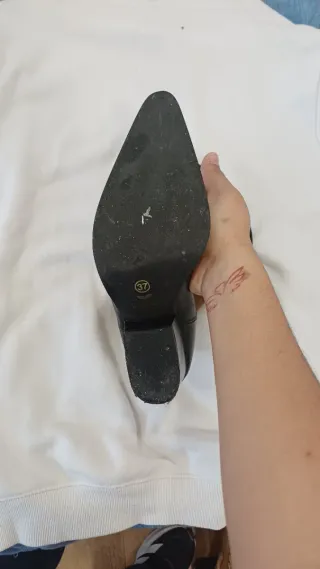 Botas de cowboy negras y marrones