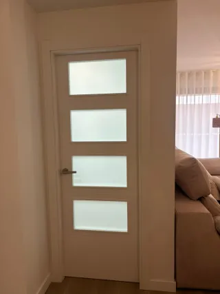 Puerta interior blanca con 4 paneles de cristal