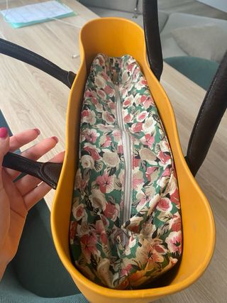 Borsa O bag gialla con manici marroni