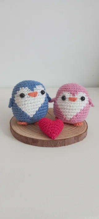 Pingüinos crochet con corazón