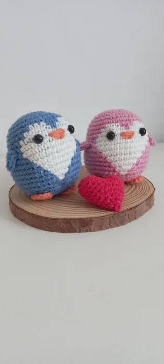 Pingüinos crochet con corazón