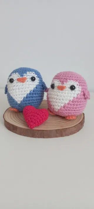 Pingüinos crochet con corazón