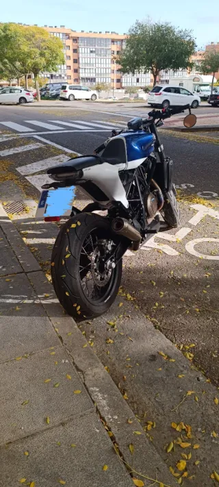 Husqvarna Vitpilen 701 Azul y Blanca