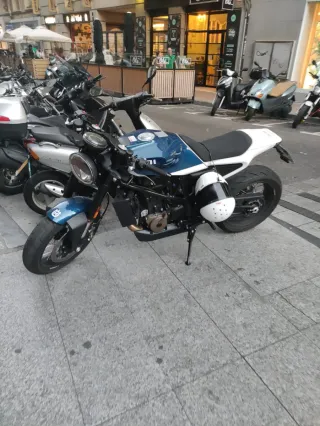 Husqvarna Vitpilen 701 Azul y Blanca