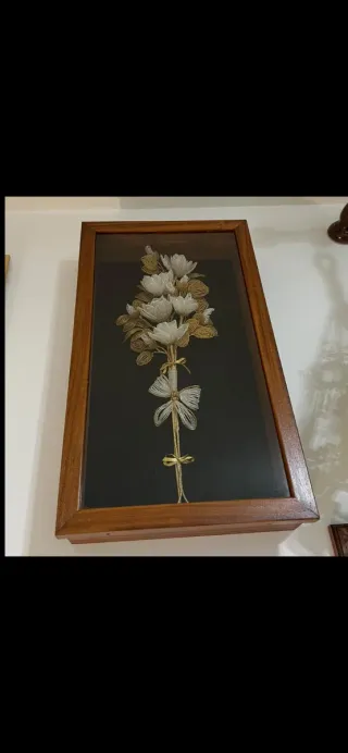 Vetrina con fiori perlati oro e bianchi