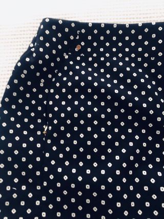 Falda recta negra con topos blancos