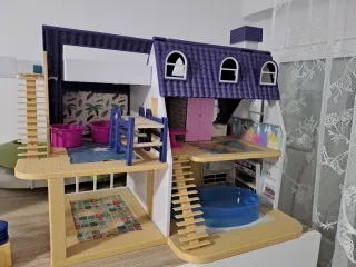 Casita de muñecas con accesorios