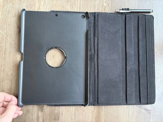Funda iPad Negra con Lápiz y Soporte Giratorio