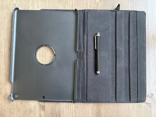 Funda iPad Negra con Lápiz y Soporte Giratorio