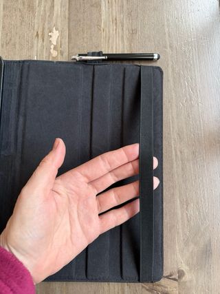 Funda iPad Negra con Lápiz y Soporte Giratorio