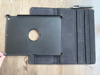 Funda iPad Negra con Lápiz y Soporte Giratorio