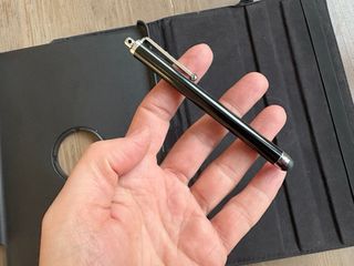 Funda iPad Negra con Lápiz y Soporte Giratorio