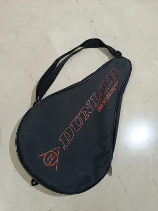 Pala de pádel Dunlop con funda.