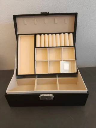 Portagioie nero con scomparti