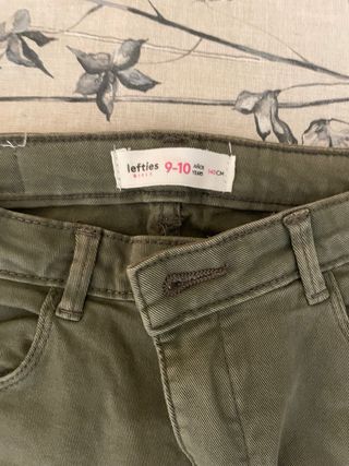 Pantalón cargo niña verde caqui. Talla 9-10 años.