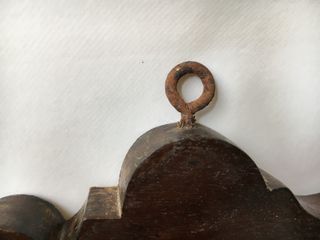 Antiguo perchero de madera con 4 colgadores