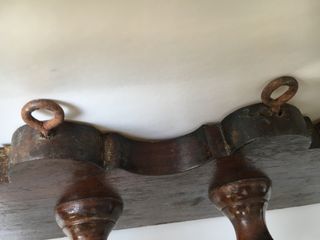 Antiguo perchero de madera con 4 colgadores