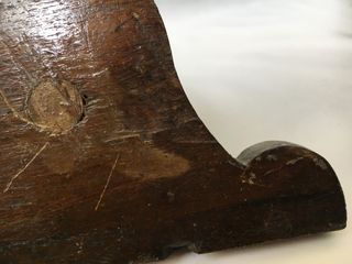 Antiguo perchero de madera con 4 colgadores