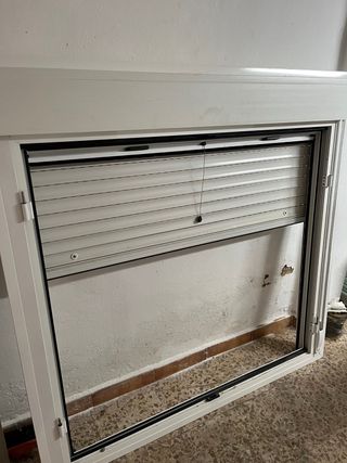 Ventana blanca con mosquitera