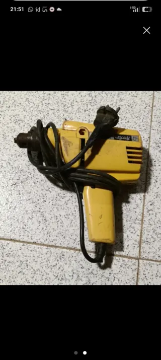 Taladro eléctrico amarillo