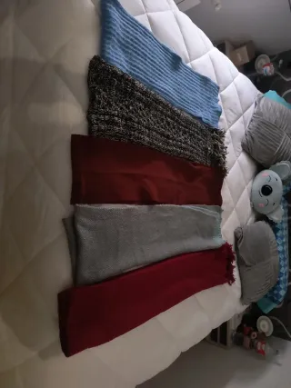 Bufandas de lana azul y roja