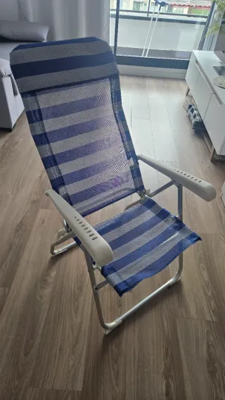 Silla de playa plegable azul y plateada.Como nueva