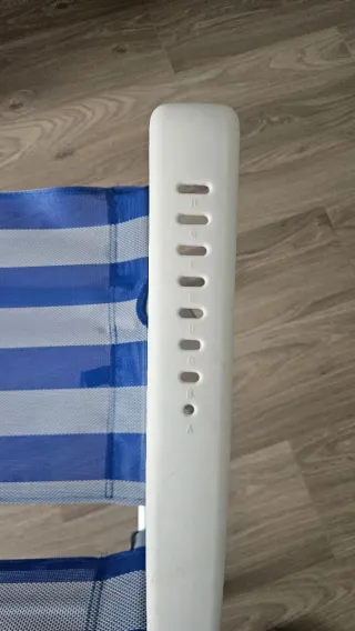 Silla de playa plegable azul y plateada.Como nueva