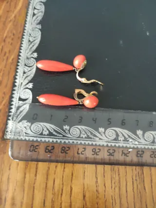 Orecchini antichi no foro pendenti corallo, dorati